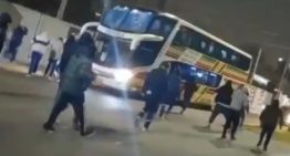 Salvaje agresión a los jugadores de Quilmes tras la derrota con Los Andes: apedrearon el micro y proliferaron las amenazas