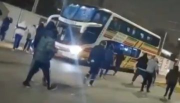 Salvaje agresión a los jugadores de Quilmes tras la derrota con Los Andes: apedrearon el micro y proliferaron las amenazas