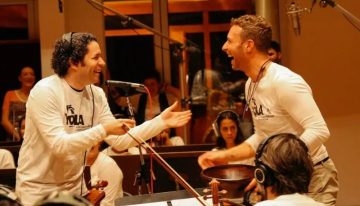 La amistad entre Gustavo Dudamel y Chris Martin que llevó a la Orquesta Sinfónica Simón Bolívar a tocar con Coldplay