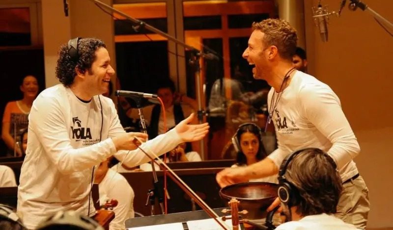 La amistad entre Gustavo Dudamel y Chris Martin que llevó a la Orquesta Sinfónica Simón Bolívar a tocar con Coldplay