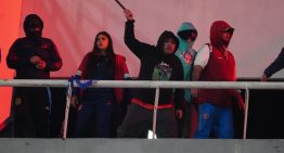Escala la tensión en Chile: barras de la U organizaron un escrache frente a la embajada argentina, pero eliminaron el posteo