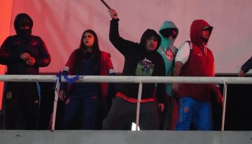 Escala la tensión en Chile: barras de la U organizaron un escrache frente a la embajada argentina, pero eliminaron el posteo