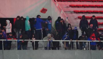 Graves incidentes en Avellaneda: intentan desalojar a los hinchas de la U. de Chile por arrojar objetos contra los de Independiente