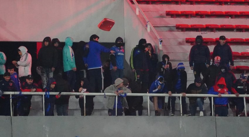 Graves incidentes en Avellaneda: intentan desalojar a los hinchas de la U. de Chile por arrojar objetos contra los de Independiente