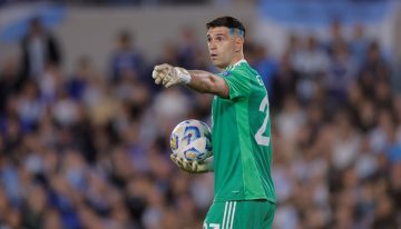 Balón de Oro 2025: Dibu Martínez, entre los 10 candidatos al premio Lev Yashin a mejor arquero pero ya no es el máximo favorito