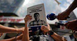 El País: Más de 850 presos políticos siguen en las cárceles de Venezuela
