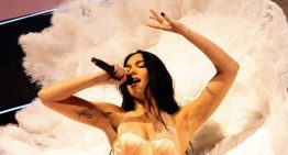 Crochet, lino y transparencias: los looks de Dua Lipa en la previa de su cumpleaños en Ibiza