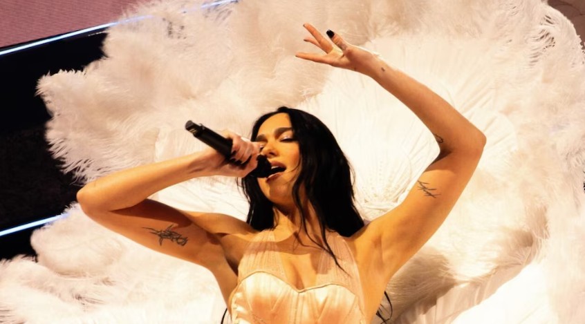 Crochet, lino y transparencias: los looks de Dua Lipa en la previa de su cumpleaños en Ibiza