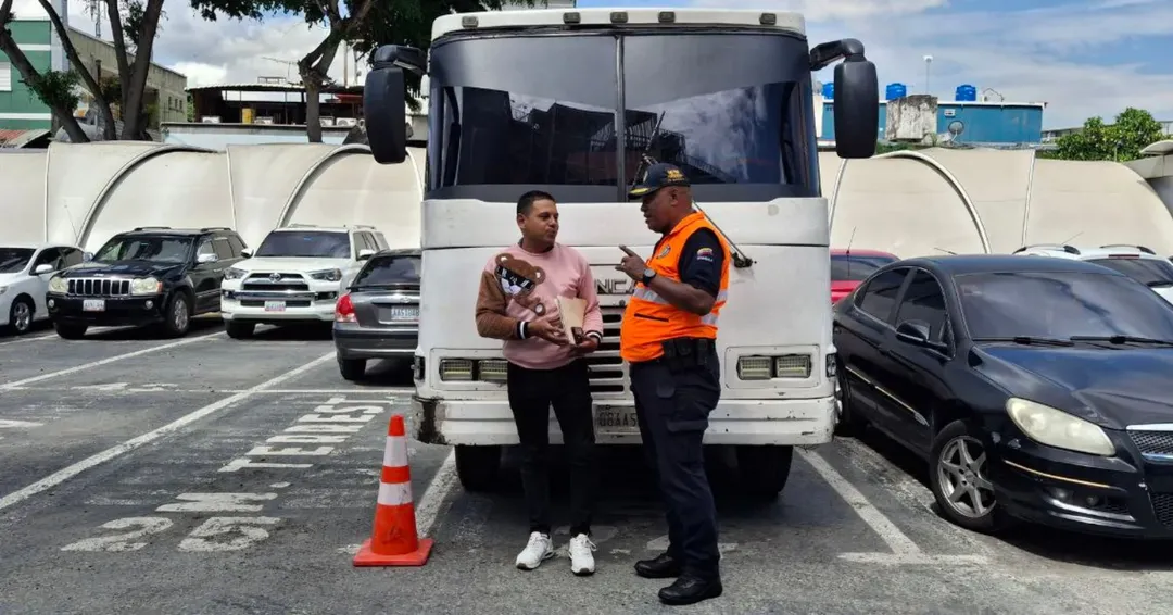 Chofer de encava quiso ser «Vin Diesel» en la autopista… y terminó sancionado por el Intt