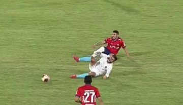 El ex Boca que volvió al fútbol después de tres años y duró 8 minutos en cancha: fue expulsado por una patada criminal