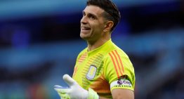 Dibu Martínez no fue ni al banco y se despide sin jugar del Aston Villa rumbo al Manchester United: el 'trueque' que resolvió su salida