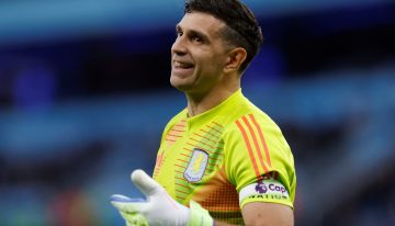 Dibu Martínez no fue ni al banco y se despide sin jugar del Aston Villa rumbo al Manchester United: el 'trueque' que resolvió su salida