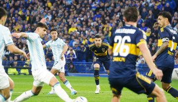 Boca, con amor propio y no mucho más, evitó una costosa derrota ante un Racing que no lo liquidó y se fue con mucha bronca por el arbitraje