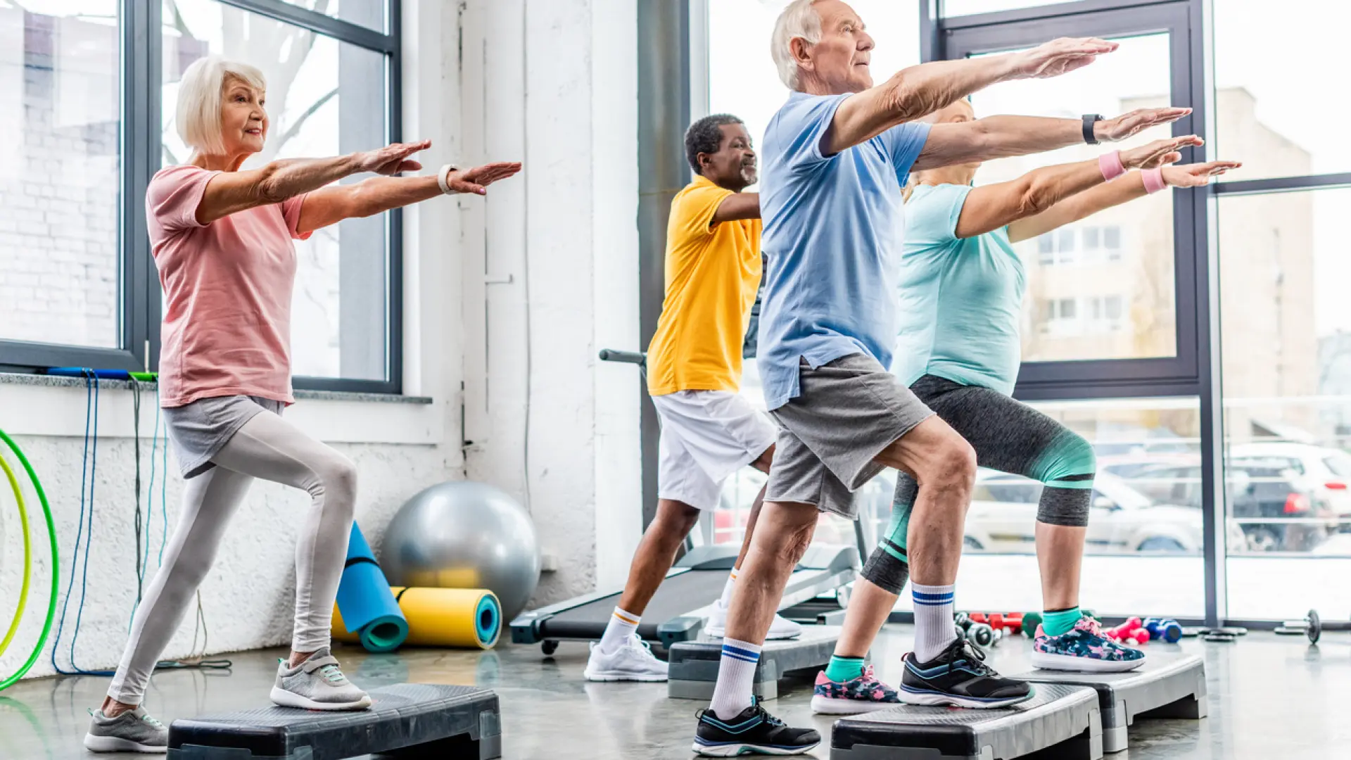Ni pilates ni salir a caminar: el mejor ejercicio de bajo impacto para mayores de 60 años con problemas en las articulaciones