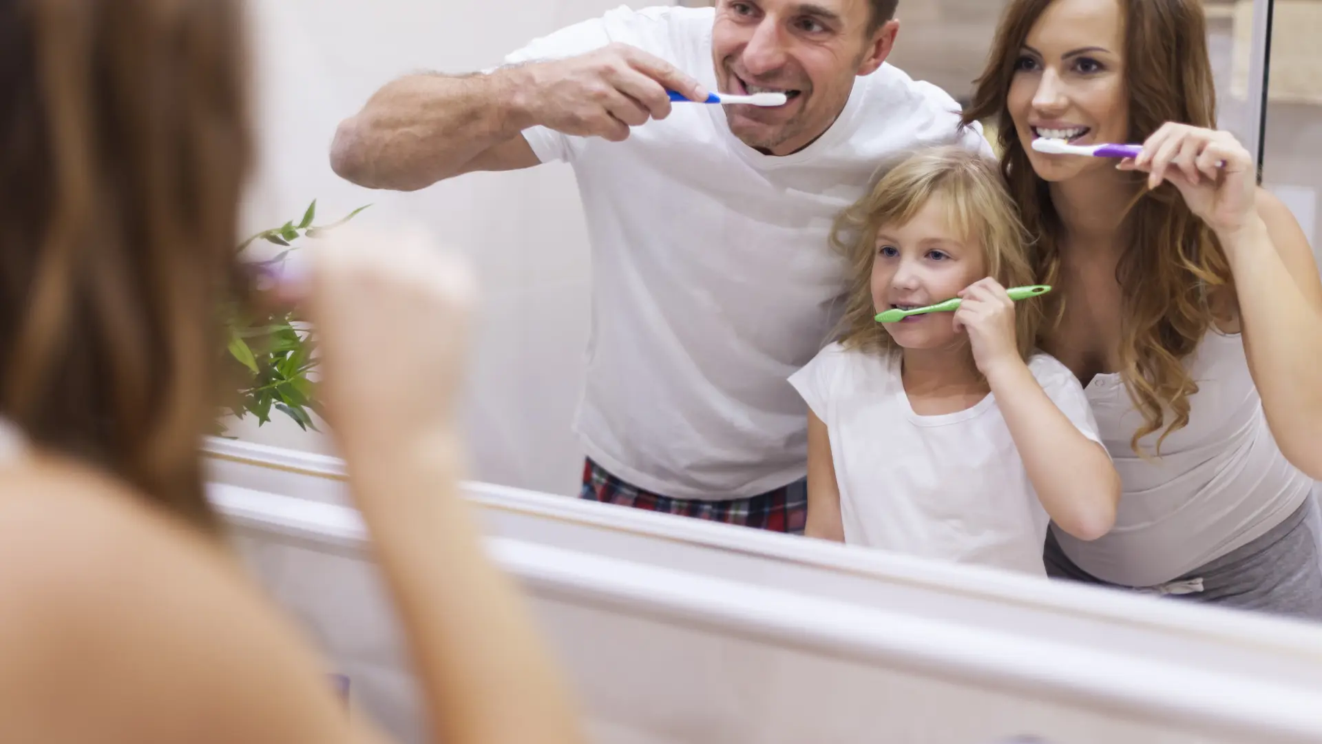 Cómo lavarse los dientes de manera correcta según los dentistas: la mayoría de españoles no lo hacen