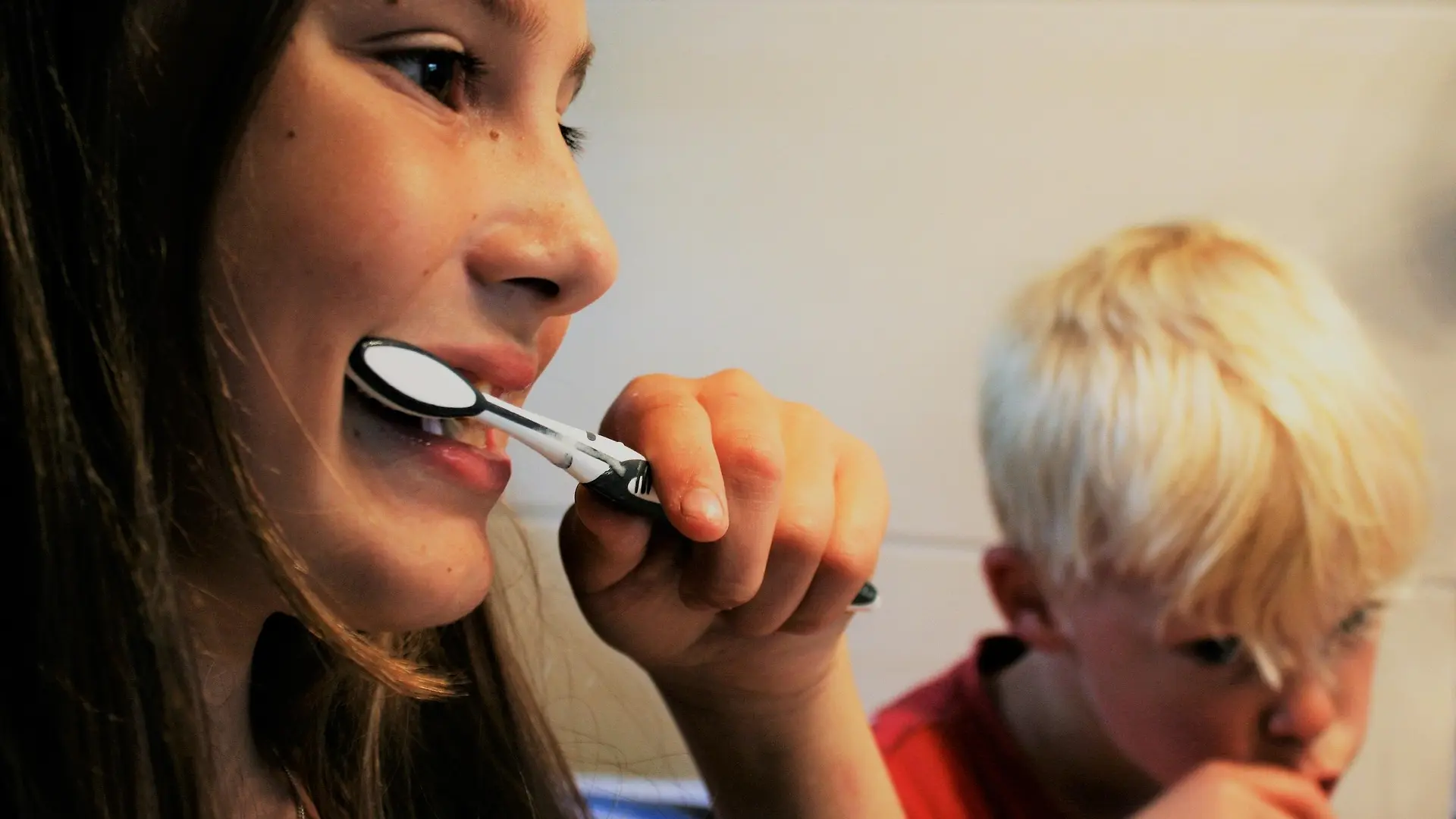 Cuidar los dientes en verano: los consejos más «útiles» para minimizar los efectos del calor y una dieta con más azúcares