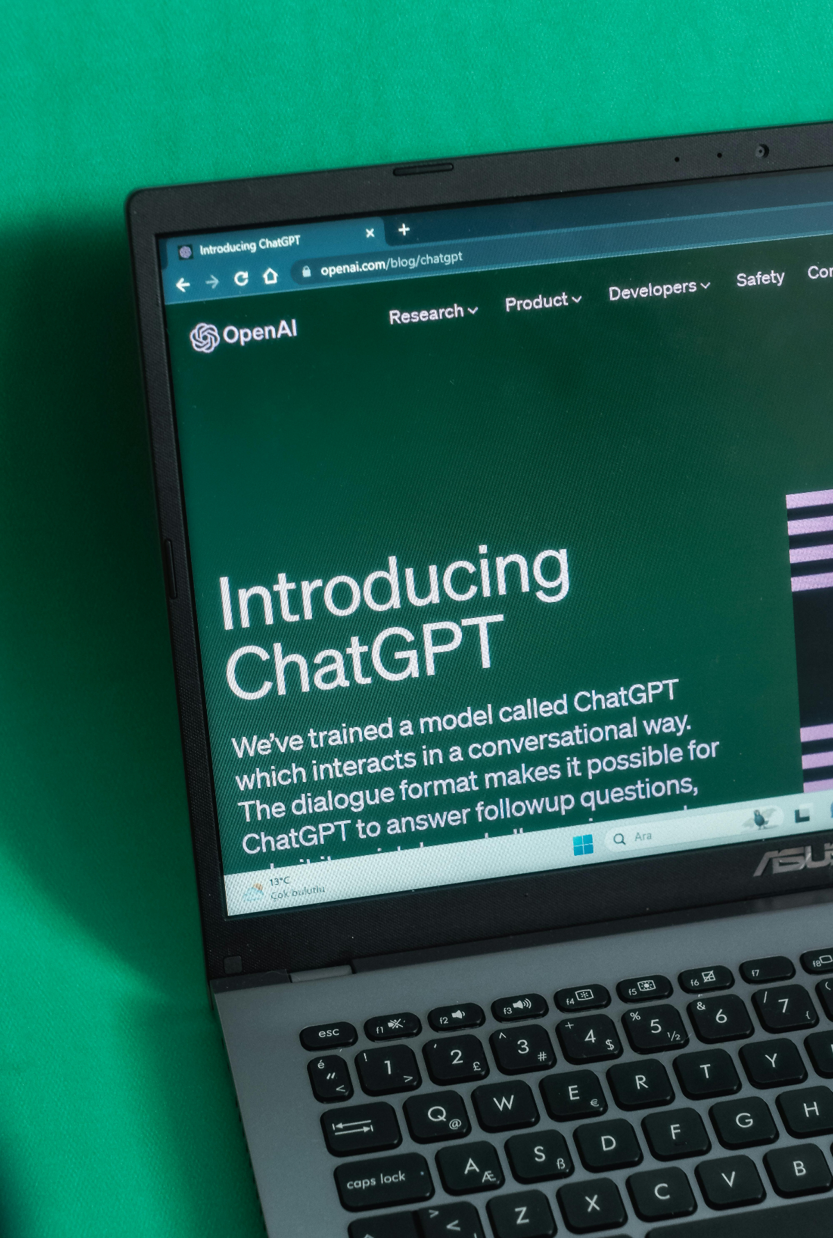 CDATA[
OpenAI , la empresa detrás del famoso ChatGPT , presentó este martes dos nuevos modelos de inteligencia artificial (IA) generativa gratuitos, personalizables y con licencia abierta. El lanzamiento, en palabras del cofundador Sam Altman, busca acercar estas tecnologías a más personas y organizaciones, al tiempo que responde a las crecientes presiones para que la compañía sea más transparente con su tecnología. Los modelos, llamados gpt-oss-120b y gpt-oss-20b , son lo que se conoce como modelos de «peso abierto», es decir, los usuarios pueden descargarlos, adaptarlos a sus necesidades e integrarlos en sus propias herramientas. A diferencia de versiones anteriores más cerradas, estos sistemas permiten ver, estudiar y modificar el código que los hace funcionar.
![