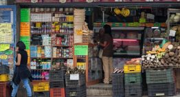 Bajos sueldos y precios altos asfixian a los caraqueños: cada vez alcanza menos para comprar comida