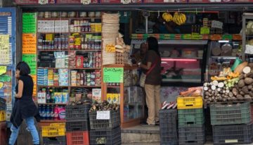 Bajos sueldos y precios altos asfixian a los caraqueños: cada vez alcanza menos para comprar comida