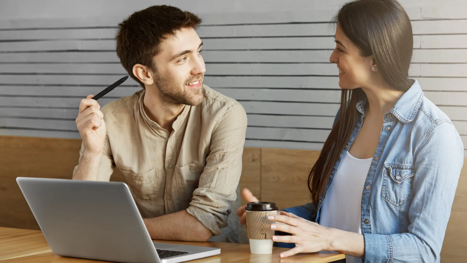 Qué significa que una persona interrumpa siempre las conversaciones según la psicología