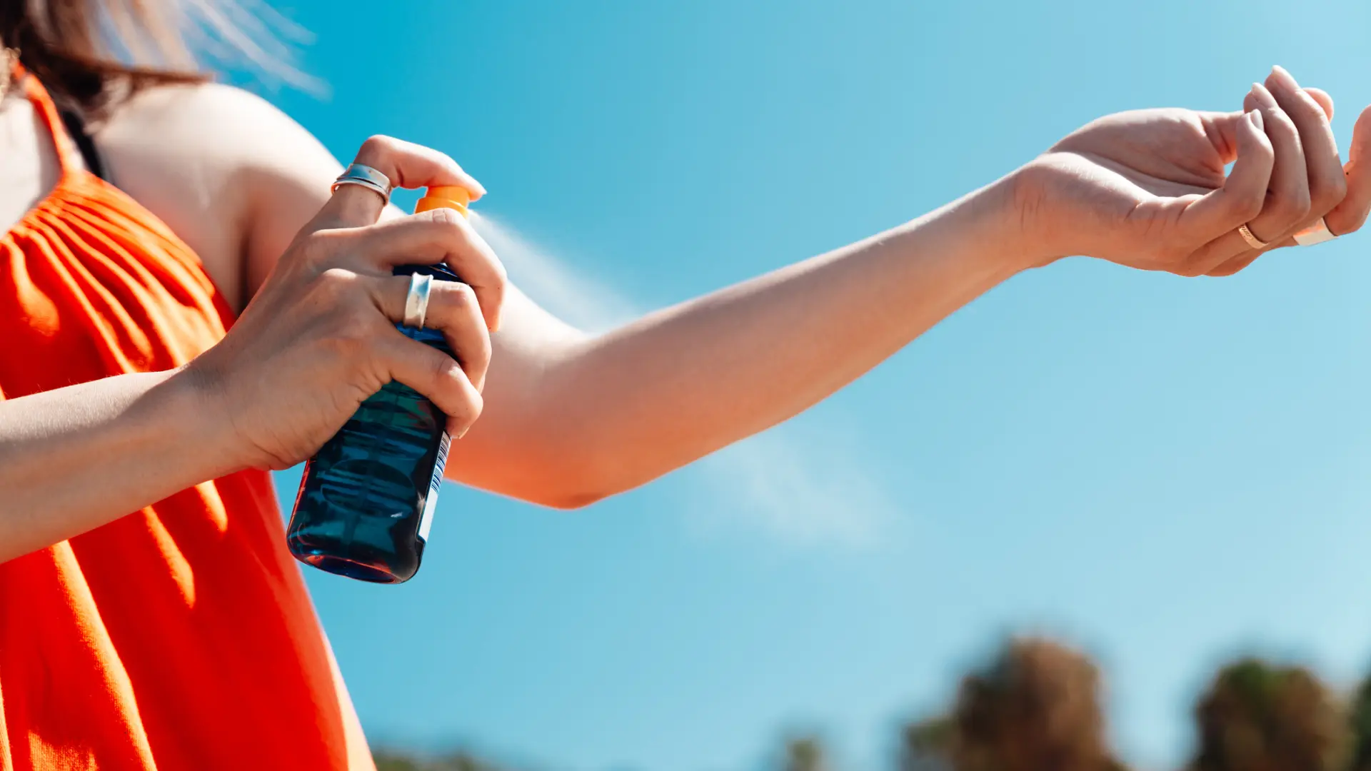 Advierten del impacto en la salud de los disruptores de cremas solares en adolescentes