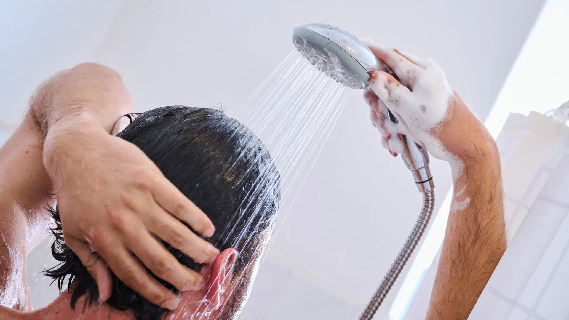Lo que nunca debes hacer en una ducha, según una doctora: «Son todo bacterias»
