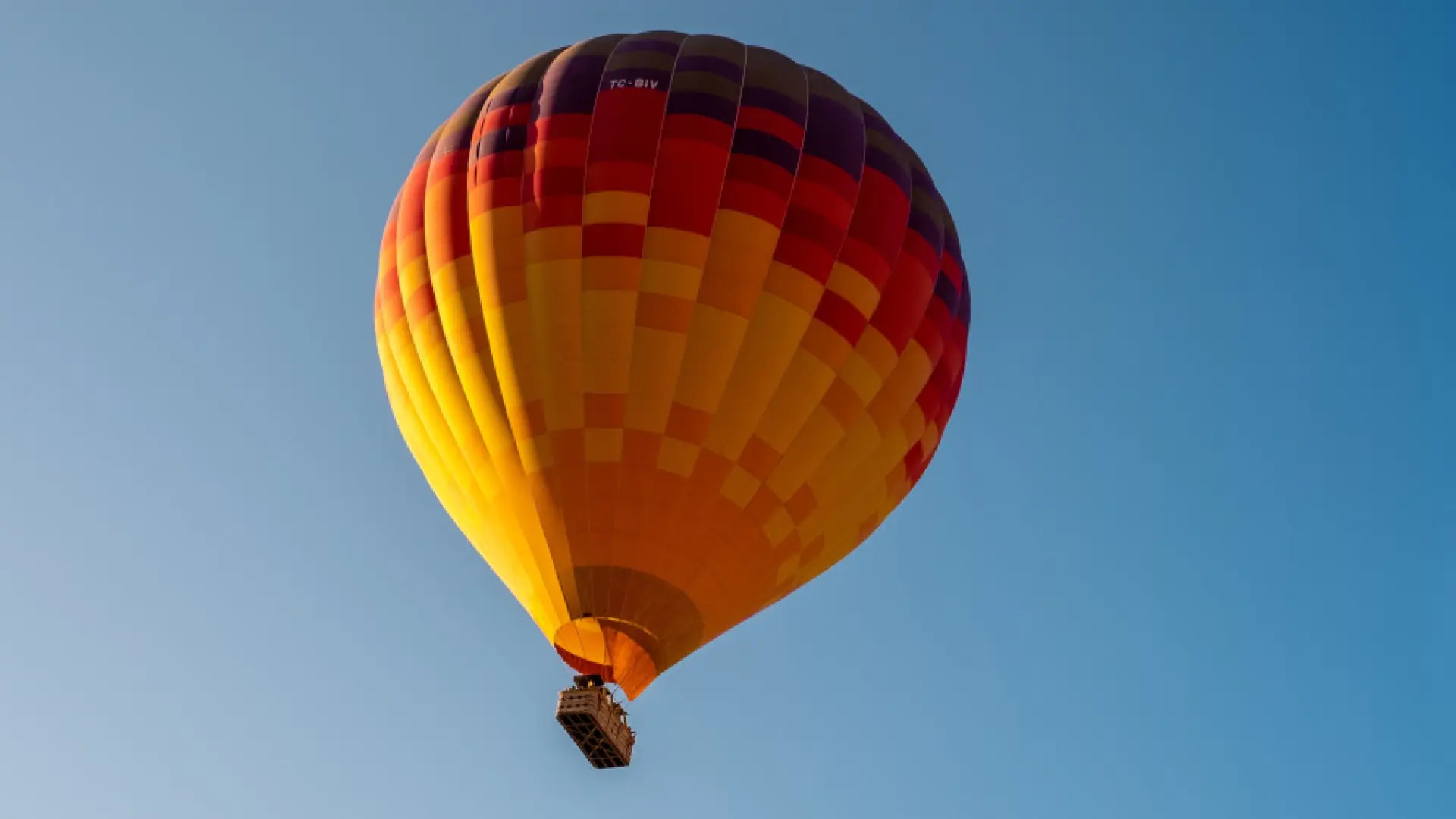 Un muerto y cinco heridos graves tras estrellarse un globo aerostático con 34 ocupantes por un cambio brusco de viento