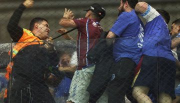 Los hinchas de Godoy Cruz la pasaron mal en el final del partido ante Atlético Mineiro y hubo enfrentamientos con la policía