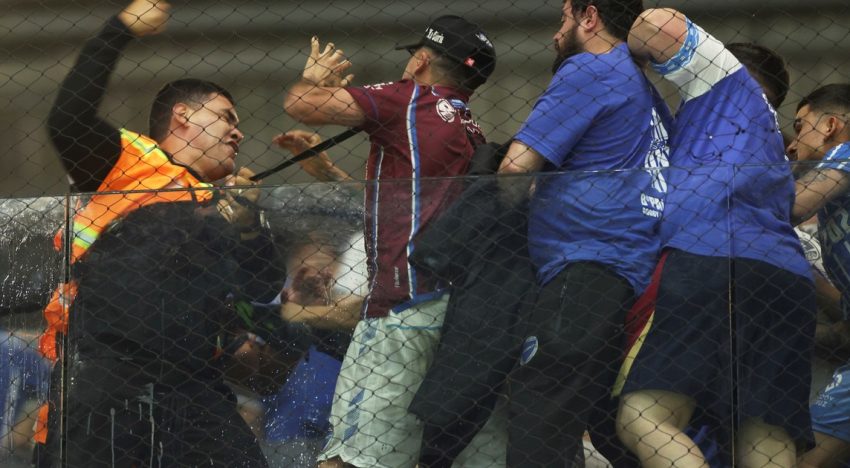 Los hinchas de Godoy Cruz la pasaron mal en el final del partido ante Atlético Mineiro y hubo enfrentamientos con la policía