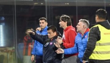 Los hinchas de Cerro Porteño intentaron agredir a Diego Martínez luego de que su equipo cayera en el torneo local