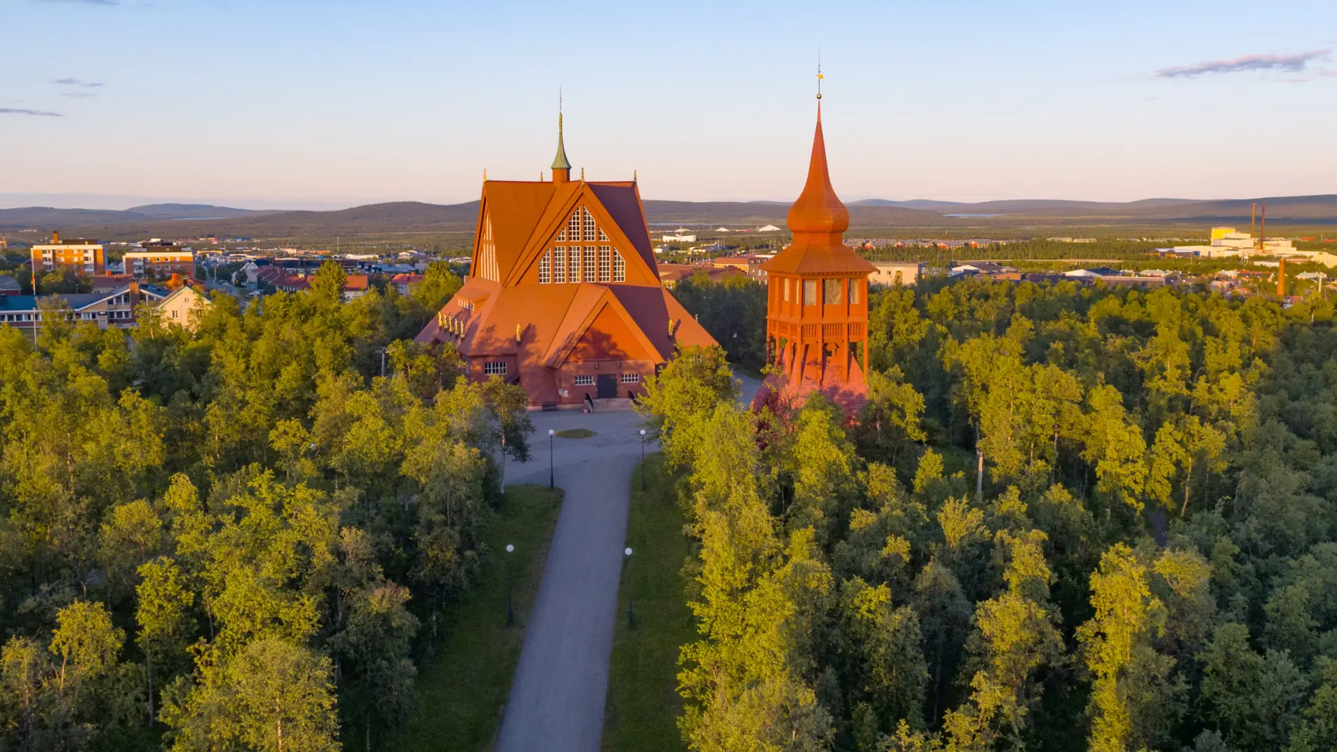 La iglesia sobre ruedas: Suecia traslada en tráiler el templo de madera de Kiruna, de 672 toneladas