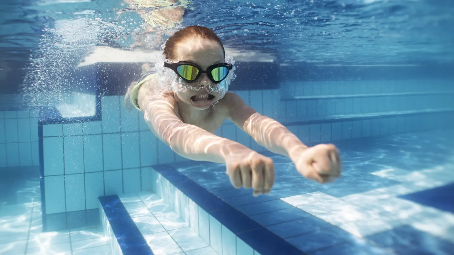 Esto es lo que pasa a tu cuerpo cuando tragas agua en la piscina