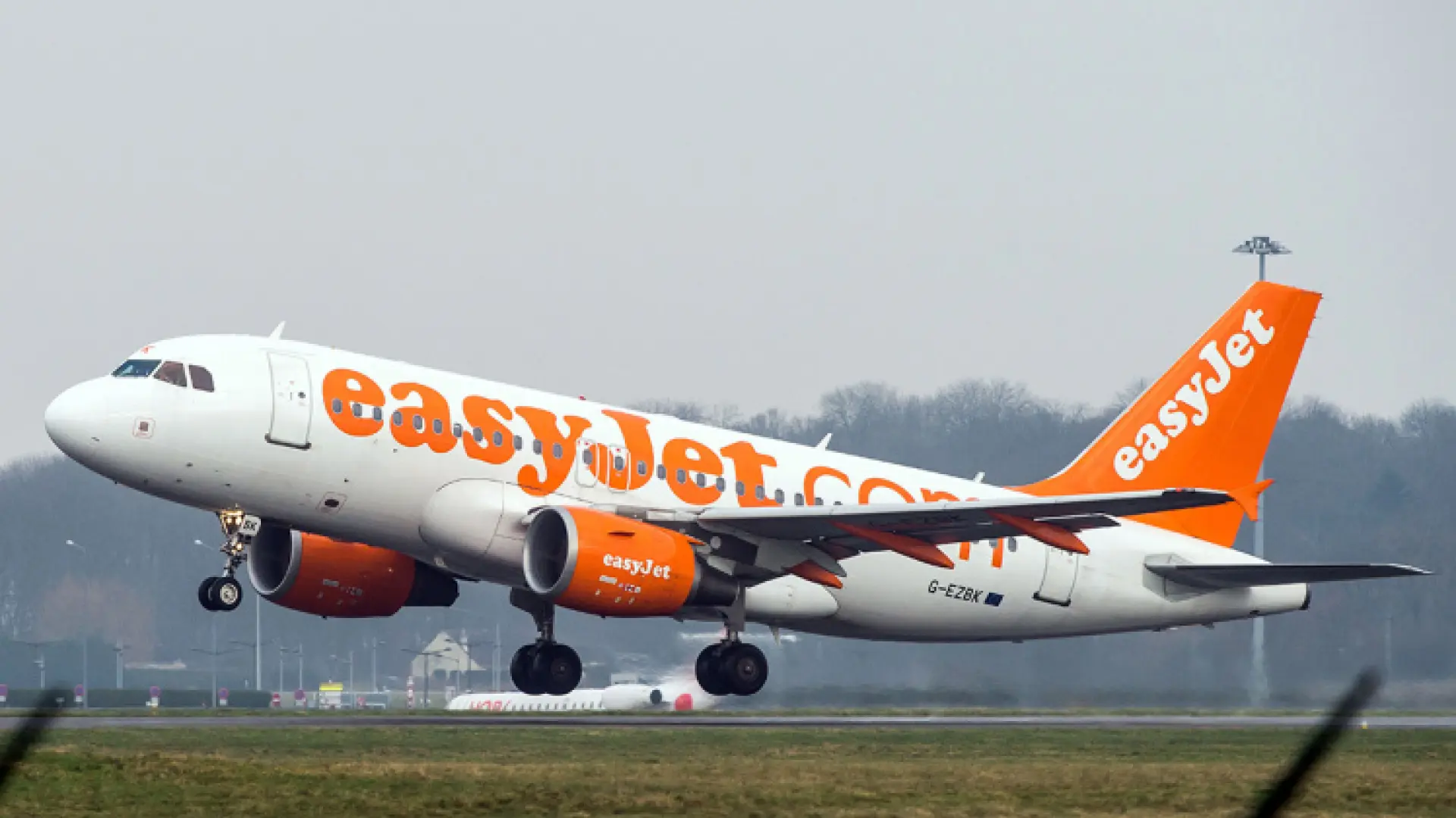 Una pareja provoca un escándalo en un vuelo a Alicante tras emborracharse y mantener relaciones sexuales a bordo