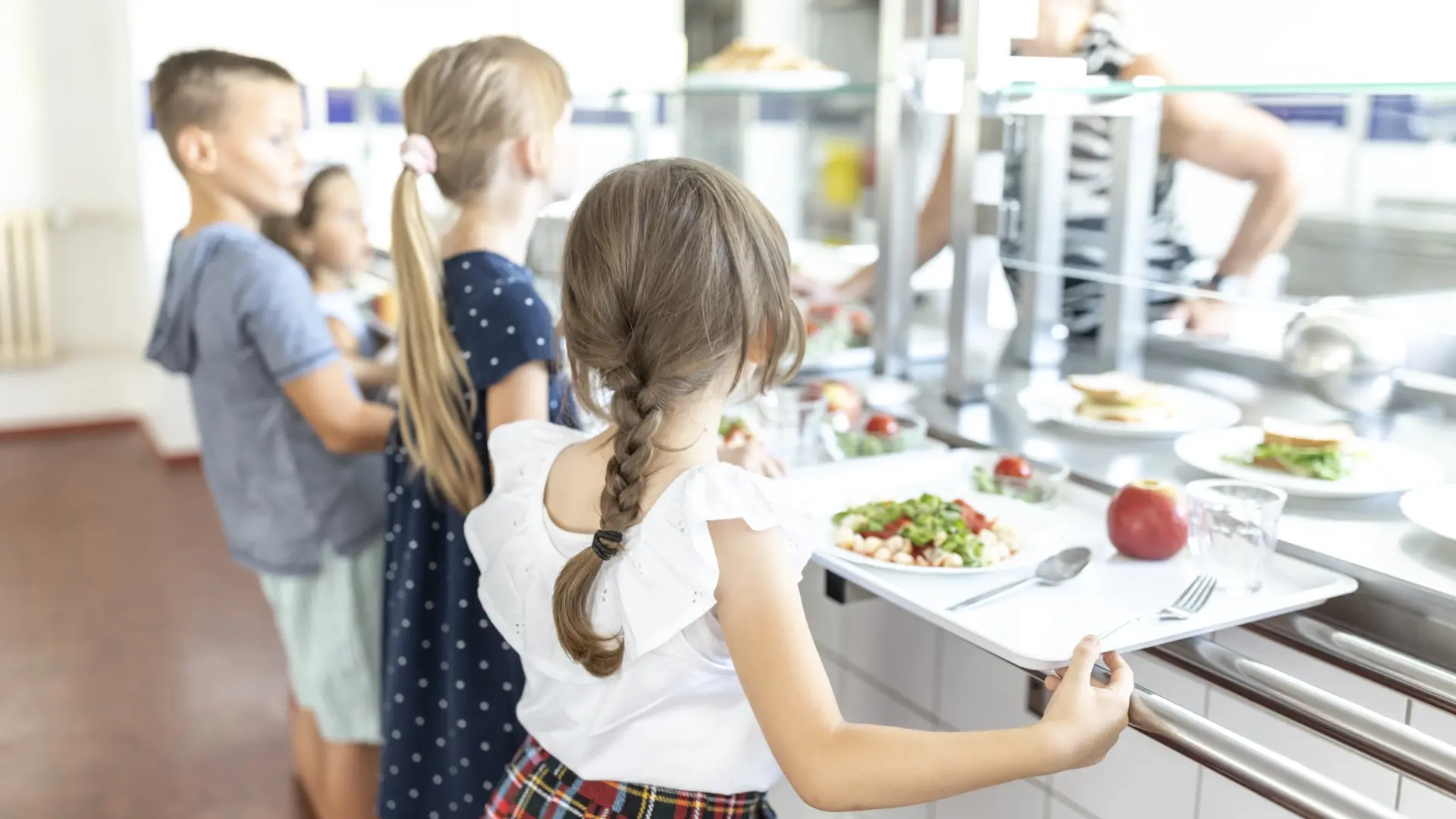 París, Lyon y otras cinco ciudades francesas prohíben el atún en comedores escolares