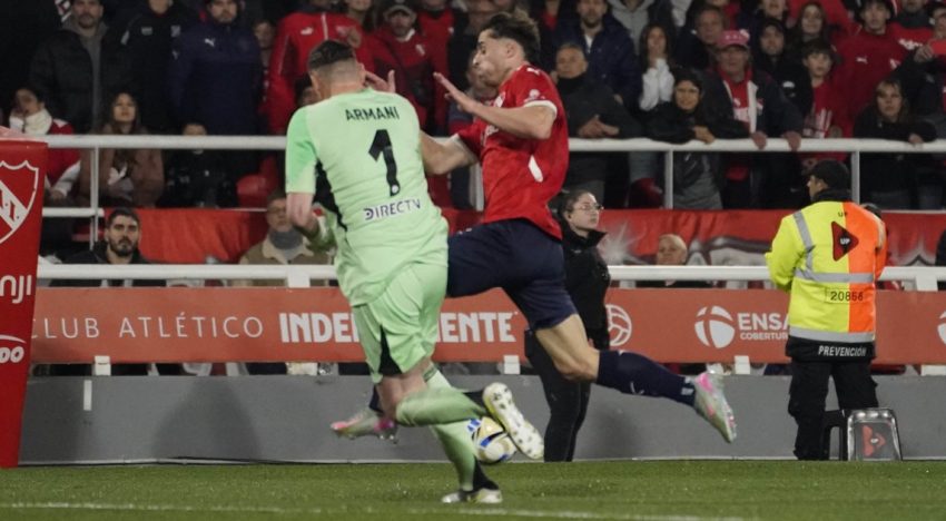 «Hombro con hombro»: la explicación de la Dirección de Árbitros de AFA por la jugada de Armani en Independiente vs River