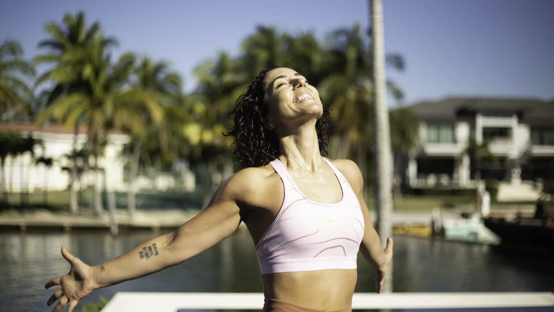 La postura de la mesa: el ejercicio de yoga que combate eficazmente la flacidez de los brazos