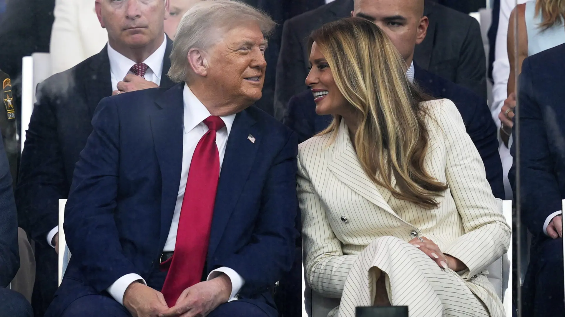 Melania Trump amenaza con demandar al hijo de Biden por decir que Epstein le presentó a Donald Trump