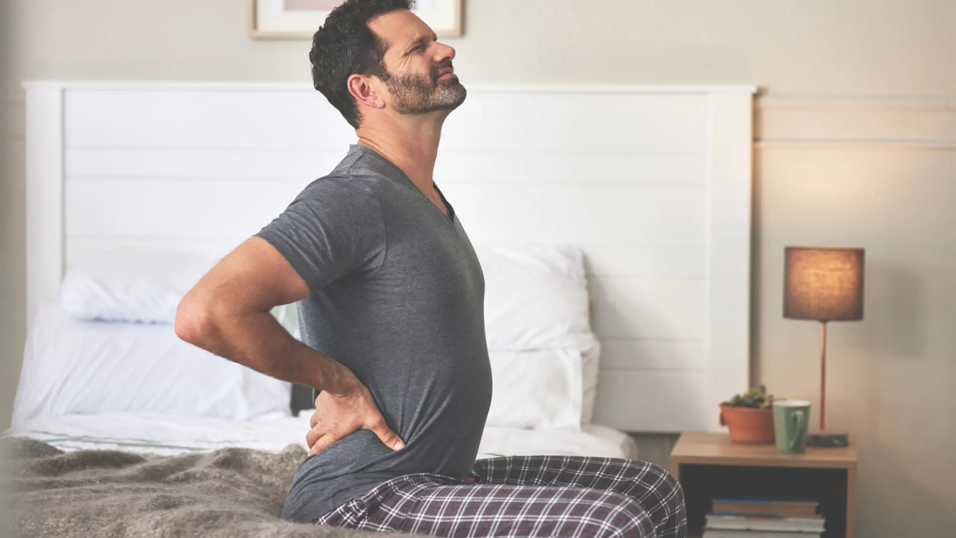 Ni estiramientos ni máquinas: el ejercicio que debes hacer cada día si sufres dolor lumbar