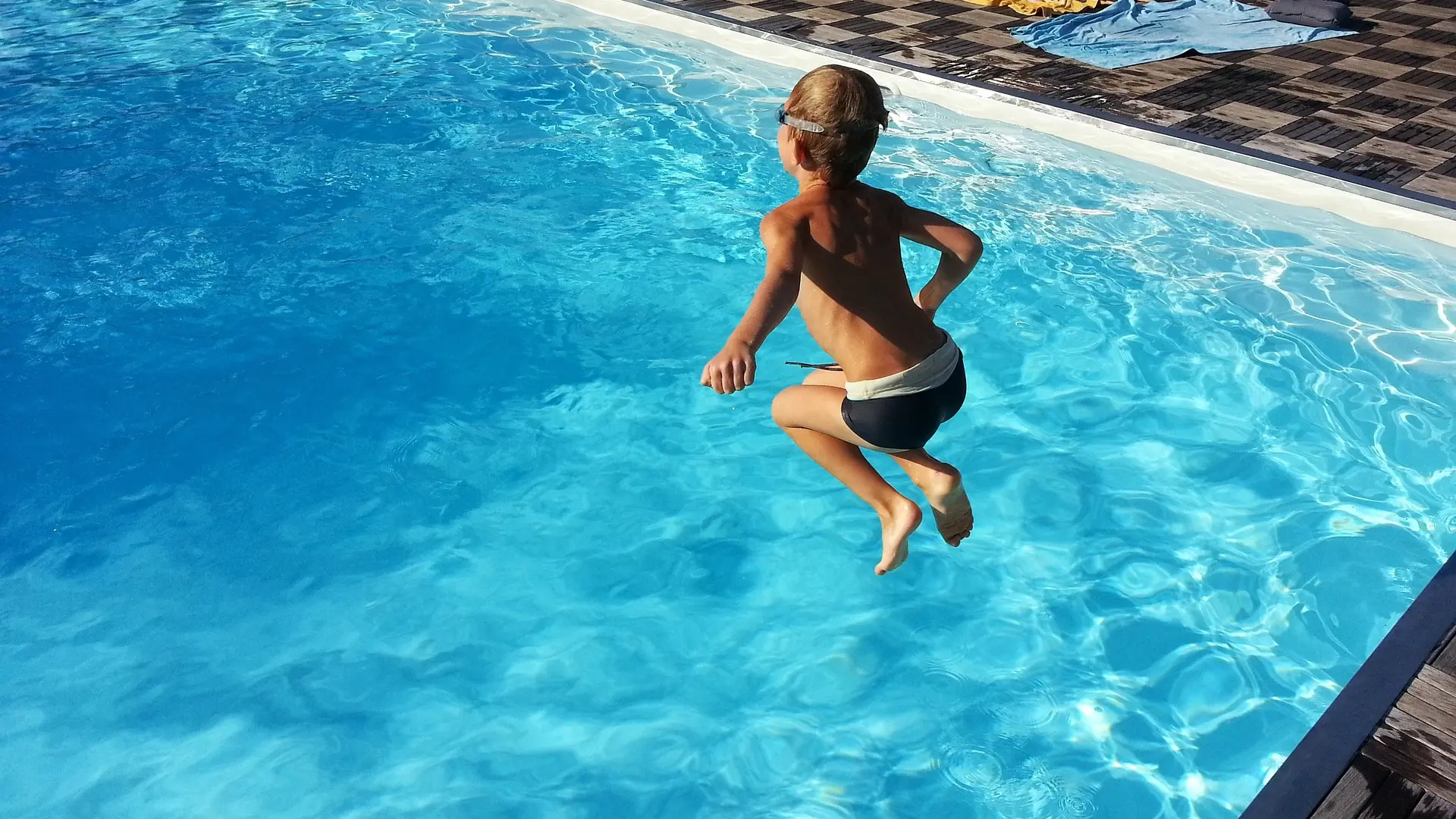 La técnica que todos los padres deben conocer para evitar que un niño se ahogue en el agua