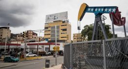 Caída de los precios del petróleo agudiza la escasez de dólares en Venezuela y suma presión a la inflación