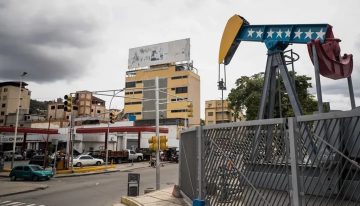 Caída de los precios del petróleo agudiza la escasez de dólares en Venezuela y suma presión a la inflación