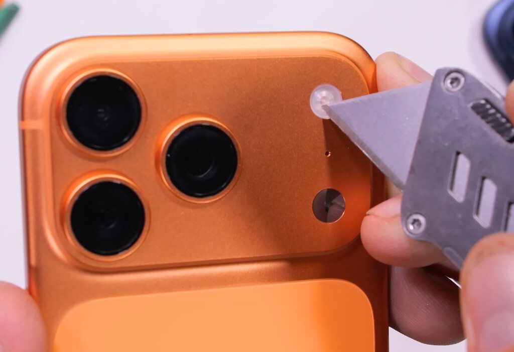 Apple se moja y zanja la polémica del "scratchgate": el culpable de los arañazos del iPhone 17 Pro es un accesorio de sus propias tiendas 