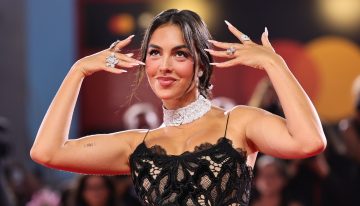 El nuevo y particular protocolo de invitada de Georgina en la alfombra roja: por qué elegir cuando puedes llevarlo todo