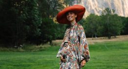 Esta es la invitada más elegante del fin de semana: con un dos piezas efecto mono y la clave en un accesorio, en una boda en Baqueira