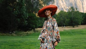 Esta es la invitada más elegante del fin de semana: con un dos piezas efecto mono y la clave en un accesorio, en una boda en Baqueira