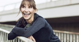 Caminar rápido por casa o hacer flexiones apoyada en la mesa, las recomendaciones de una profesora de salud para controlar el peso en menopausia