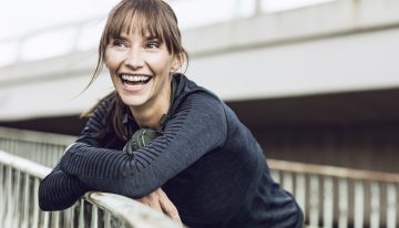 Caminar rápido por casa o hacer flexiones apoyada en la mesa, las recomendaciones de una profesora de salud para controlar el peso en menopausia