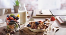 David Sinclair, experto de Harvard, sobre desayunar en la oficina: «Retrasar la hora del desayuno es un hábito aliado de la longevidad»