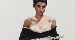 Emma Corrin: «Perfumarse se convierte en una forma de autocuidado y de hacer algo por uno mismo»