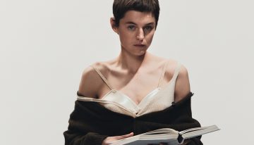 Emma Corrin: «Perfumarse se convierte en una forma de autocuidado y de hacer algo por uno mismo»